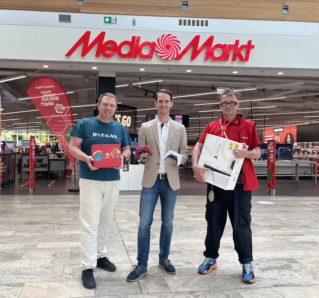 Bernhard Rastorfer (Lanmakers), Christoph Vormair (Center-Manager Weberzeile) und Manuel Dorn (MediaMarkt) freuen sich auf den ersten Gaming Day. | Foto: Weberzeile