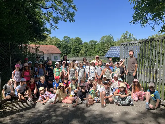 Bürgermeister Michael Strasser und Direktorin Michaela Windhager mit den Schülerinnen und Schülern der 4. Klassen Volksschule Haidershofen und Vestenthal | Foto: Gde. Haidershofen