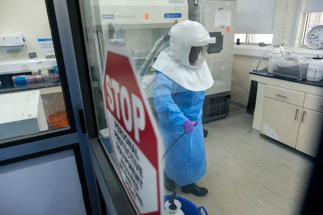Ein Forscher arbeitet im Labor für virale hämorrhagisches Fieber am Uganda Virus Research Institute in Entebbe, Uganda. | Foto: APA-Images / Eyevine / Nie Zuguo Xinhua