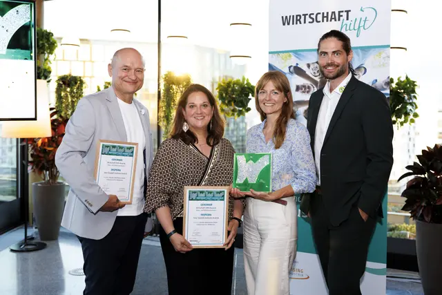 Stolze Preisträger: Wolfgang Wachmann (Inspeira), Doris Dienst-Schreyvogel, Diana Leizinger (beide Jane Goodall Institute Austria), Paul Freiberger (Inspeira). | Foto: Sima Prodinger