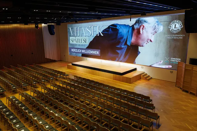 Die neue Panorama-LED-Wall im Congress Centrum Alpbach bietet auf 100 Quadratmetern rund 25 Millionen Pixel. Erstmals eingesetzt wurde die Technik beim Auftritt von Andreas Vitasek, künftig spielt sie auch beim European Forum Alpbach 2026 eine zentrale Rolle. | Foto: Maximilian Köck