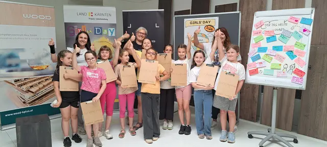 Schülerinnen experimentierten bei Fundermax