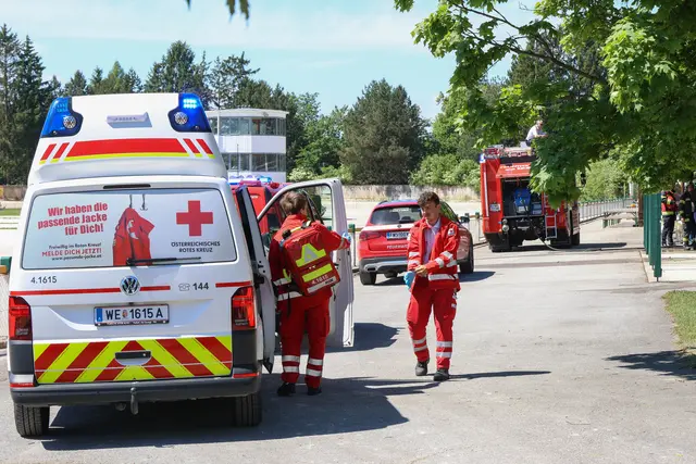 Ein Unterstand am Areal der Welser Trabrennbahn fing Feuer. Der Brand konnte aber gelöscht werden. | Foto: laumat.at