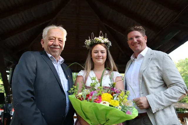 Alfred Reinisch (Bürgermeister und Obmann der Hauergemeinschaft Tattendorf), Winzerkönigin Marie-Sophie I. und Bezirkshauptmann Christian Pehofer. | Foto: Manfred Wlasak