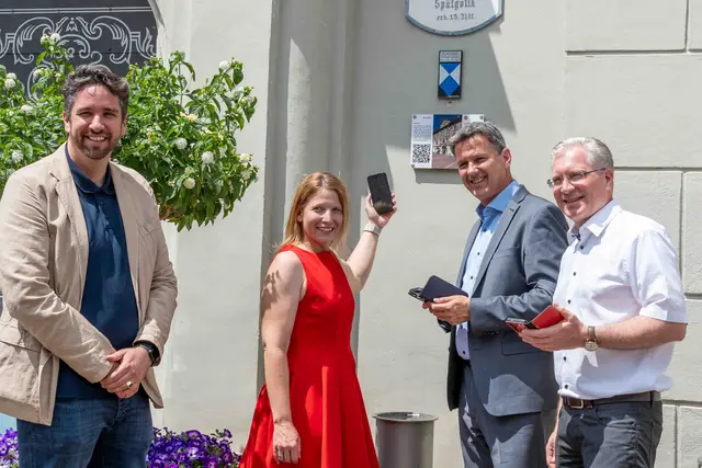 Museumsleiter Stefan Regenfelder, Ideengeberin Sabine Krupka, Landeshauptmann Daniel Fellner und
Bürgermeister Martin Kulmer  | Foto: Stadt St. Veit