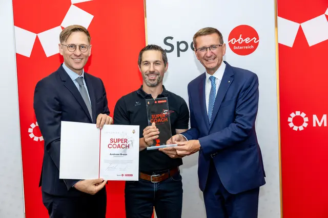 MeinBezirk OÖ-Chefredakteur Thomas Winkler, erster Landessieger sowie Vöcklabrucks Bezirkssieger Andreas Braun und Sport-Landesrat Markus Achleitner (v. l.). | Foto: MeinBezirk OÖ/Pils