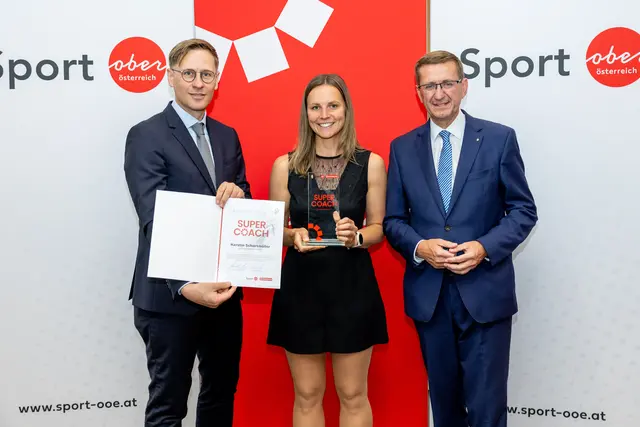 MeinBezirk OÖ-Chefredakteur Thomas Winkler, Pergs Bezirkssiegerin Kerstin Schartmüller und Sport-Landesrat Markus Achleitner (v. l.). | Foto: MeinBezirk OÖ/Pils