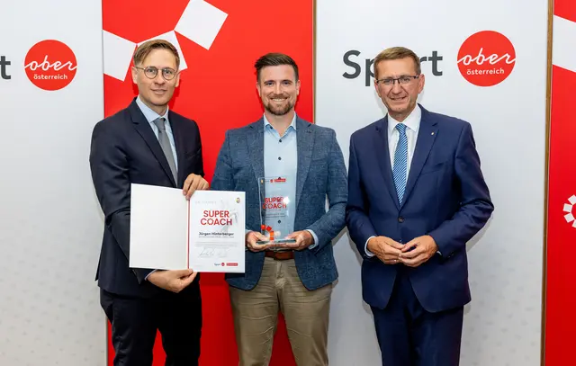 MeinBezirk OÖ-Chefredakteur Thomas Winkler, Bezirkssieger Steyr-Land Jürgen Hinterberger und Sport-Landesrat Markus Achleitner (v. l.). | Foto: MeinBezirk OÖ/Pils
