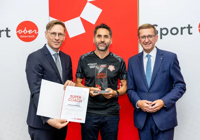 MeinBezirk OÖ-Chefredakteur Thomas Winkler, Bezirkssieger für Grieskirchen/Eferding Andreas Gföllner und Sport-Landesrat Markus Achleitner (v. l.). | Foto: MeinBezirk OÖ/Pils