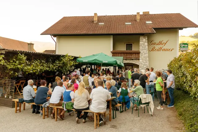 Das Wetter spielte mit, sonst hätte man auch im großen Saal Platz gehabt. | Foto: Gasthaus Reitbauer