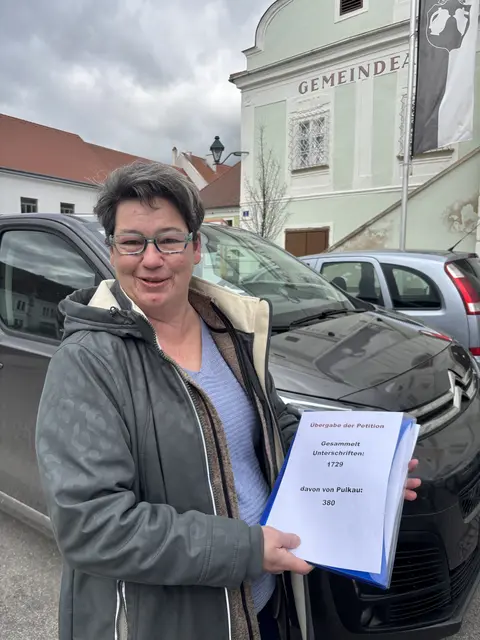 Claudia Silberbauer ist stolz auf 1729 Unterschriften. | Foto: Alexandra Goll