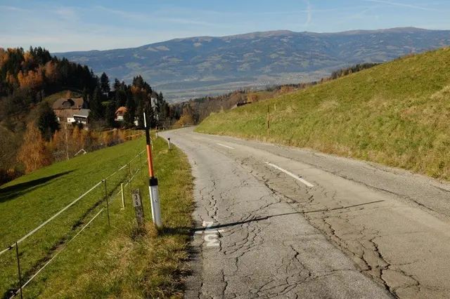 300 Meter entlang der L149 Koralm Straße sind beschädigt und desolat. Diese Woche beginnen die Sanierungsarbeiten. | Foto: Land Kärnten