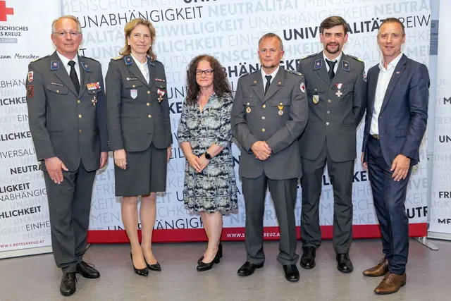 Die für ihr 35-jähriges Dienstjubiläum geehrten Rotkreuz-Mitarbeiter:innen (ab 3. v.l.) Ulrike Twertek, Günther Pritz mit Repräsentant:innen des Roten Kreuz und AK-Präsident Peter Eder  | Foto: (c) wildbild Günter Freund