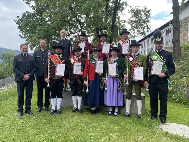 Neun StabführerInnen verschiedener Tiroler Kapellen haben die Ausbildung absolviert. Darunter auch Armin Rogger (1. Reihe 4.v.l.) von der MK Gaimberg.  | Foto: BVT