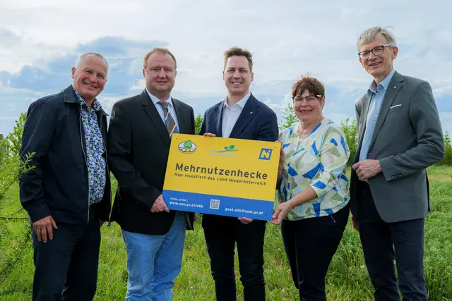 Erwin Sleszak (NÖ Agrarbezirksbehörde), Stefan Schick (Amtsvorstand der NÖ Agrarbezirksbehörde), Landtagsabgeordneter Bernhard Heinreichsberger, Christa Lackner („Natur im Garten“), Christian Steiner (NÖ Agrarbezirksbehörde). | Foto: NÖ ABB/Ernst Spahn