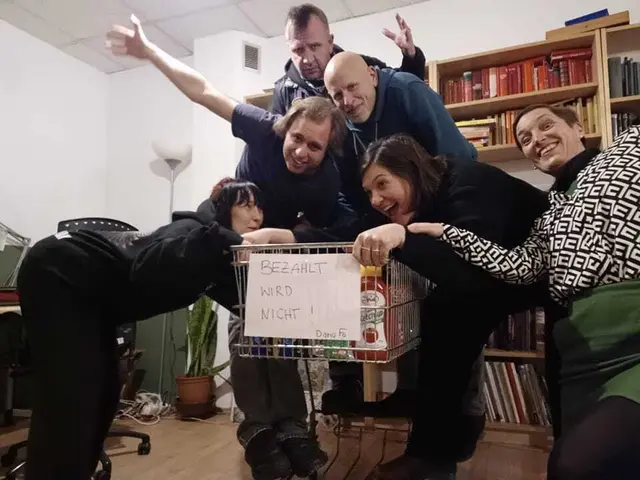 Theatergruppe der Straßenzeitung Augustin zeigt „Bezahlt wird nicht!“