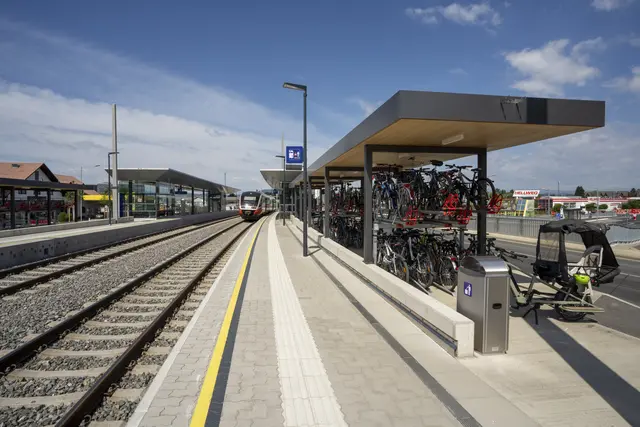 Als Teil des Projekts wurden neue Park+Ride Plätze für Fahrräder und Autos geschaffen.  | Foto: ÖBB/Chris Zenz