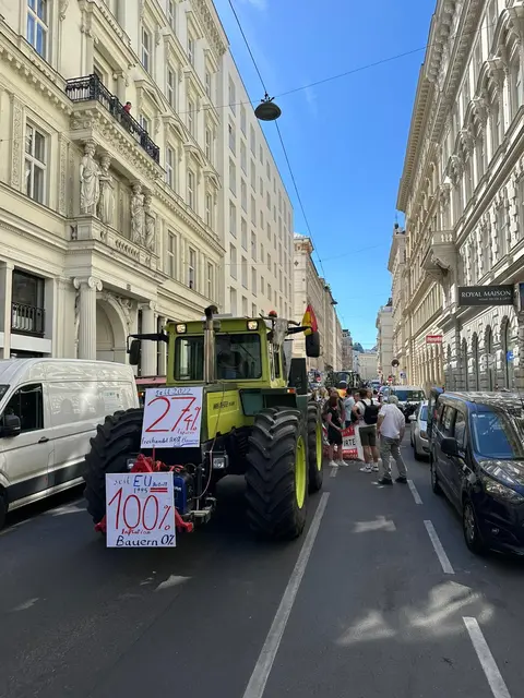 Erneut zogen hunderte Traktoren durch die Wiener Innenstadt.  | Foto: Sebastian Bauer