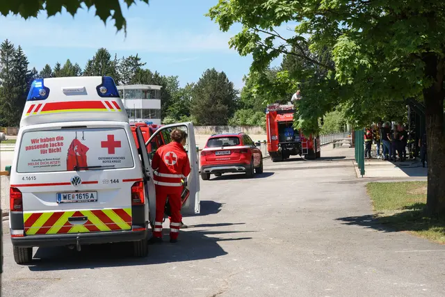 Ein Unterstand am Areal der Welser Trabrennbahn fing Feuer. Der Brand konnte aber gelöscht werden. | Foto: laumat.at