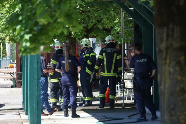 Ein Unterstand am Areal der Welser Trabrennbahn fing Feuer. Der Brand konnte aber gelöscht werden. | Foto: laumat.at