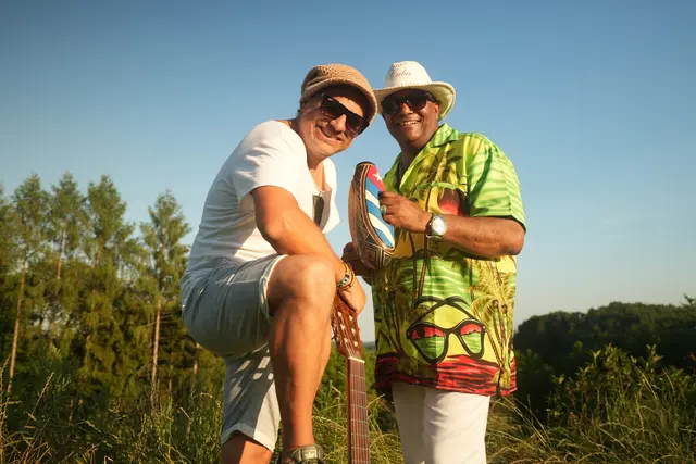 Bei Leo Aberer und Silvio Gabriel werden Rum und Cocktail am Rathausplatz serviert. | Foto: Cuba Libre