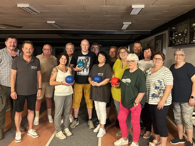   ÖKB-Obmann Josef Kohzina, Kamerad Horst Höfner, Otmar Stangl, Petra Scheer, Sportgemeinschafts-Obmann Ludwig Sünder, Kameraden/innen Klaus Hörwein, Rudi Hutterer, Andrea und Hans Meißl, Maria Kautz, Irene Rainer, Erich Embacher, Christine Kohzina, Inge Hochmeister, Alexandra Hutterer. | Foto: ÖKB
