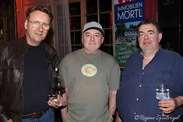 Heinz Janits und Karl Seper mit Mechaniker und Geschichtenschreiber Manfred Schmid.
