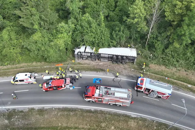 Aus bislang unbekannter Ursache geriet das Fahrzeug in einer S-Kurve auf das Straßenbankett. | Foto: HFW Villach