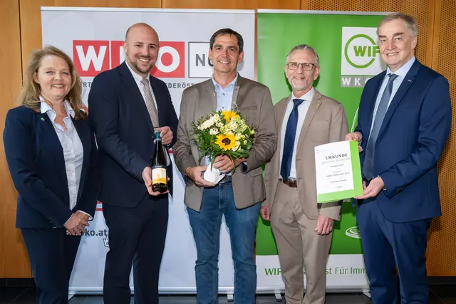 WKNÖ-Vizepräsident und WIFI NÖ-Institutsvorstandsvorsitzender Christian Moser (1.v.r.), WIFI NÖ-Produktmanagerin Heidi Kühmayer (1.v.l.) sowie die Diplom-Sommeliers Harald Wurm (2.v.r.) und Thomas Juranitsch (2.v.l.) bei der Verleihung des WIFI Wine Awards 2026 an Harald Ernst (Mitte). | Foto: Andreas Kraus