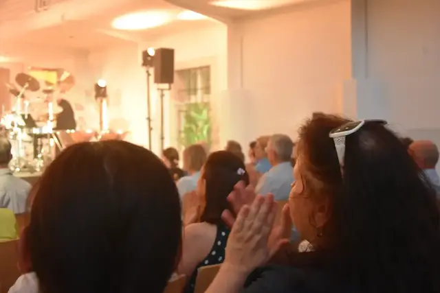 Das Publikum klatscht.