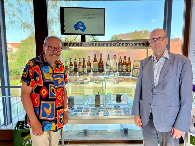 Wolfgang Andraschek und Werner Obenaus vor der "Sonderausstellung". | Foto: Markus Kahrer