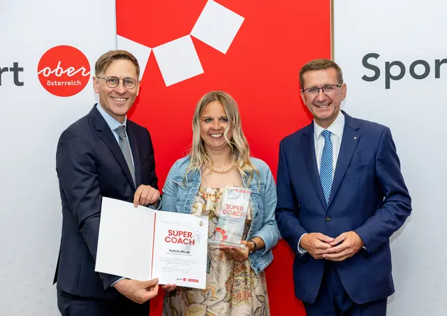 MeinBezirk OÖ-Chefredakteur Thomas Winkler, Linz-Land Bezirkssiegerin Katrin Mindl und Sport-Landesrat Markus Achleitner (v. l.). | Foto: MeinBezirk OÖ/Pils