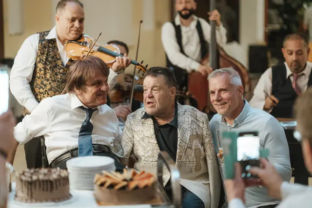 Mundmaler Paulus Ploier, Tom Yendell (Präsident VDMFK), Mario Famlonga (Geschäftsführer VDMFK) | Foto: Johanna Mayrbäurl