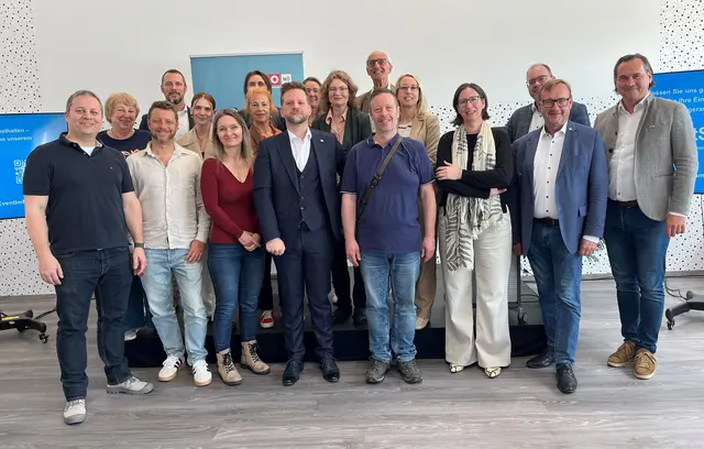 Markus Aulenbach (1. v.l.) und Bezirksstellenobmann Christian Bauer (1.v.r) mit den Teilnehmern. | Foto: WKNÖ
