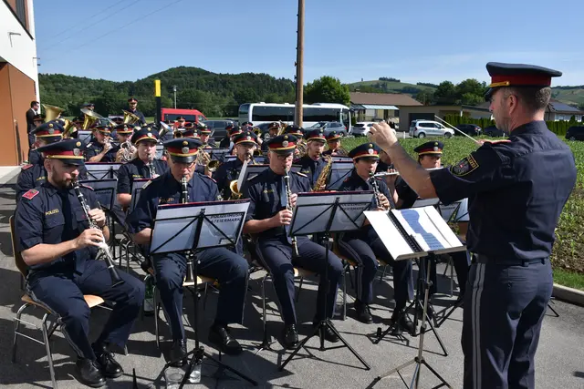 Kaiserwetter bei der Eröffnung der neuen Polizeidienststelle in Heimschuh: Die Polizeimusik Steiermark umrahmte den Festakt musikalisch. | Foto: MeinBezirk/Waltraud Fischer