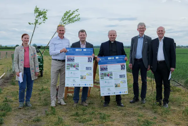 Katharina Deim - NÖ Agrarbezirksbehörde
Michael Hofstätter – Land NÖ – Abteilung Umwelt- und Energiewirtschaft
Markus Gerhartinger – Sprecher der Umwelt-beauftragten der kath. und evang. Kirche
Liviu-Vasile Balascuti – Pfarre Absdorf
Christian Steiner – NÖ Agrarbezirksbehörde
Leopold Fischer – Pfarrgemeinderat und AK Schöpfungsverantwortung Absdorf. | Foto: NÖ ABB/Ernst Spahn
