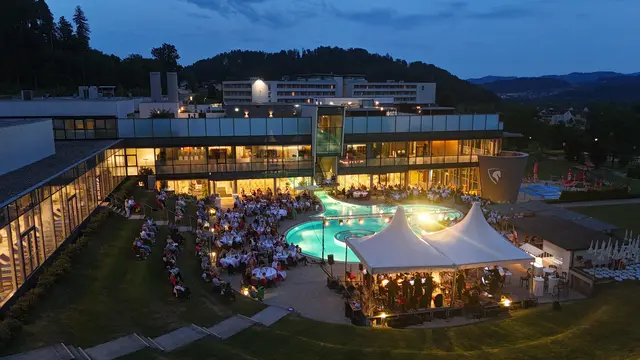 Mit Live-Musik, sommerlichen Cocktails und italienischer Kulinarik wird die Arena der Therme NOVA erneut zur Konzertkulisse.