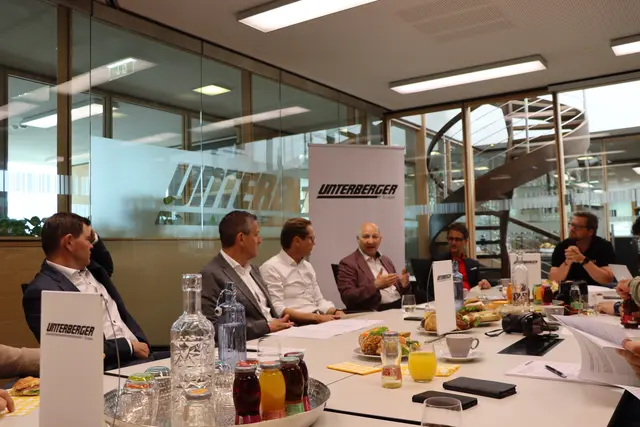 Beim Pressefrühstück zum 50-Jahr-Jubiläum präsentierte die Familie Unterberger gemeinsam mit der Geschäftsführung die Entwicklung des Kufsteiner Unternehmens – vom Autohaus mit sechs Mitarbeitern zur international tätigen Unternehmensgruppe. | Foto: Martina Obertimpfler 