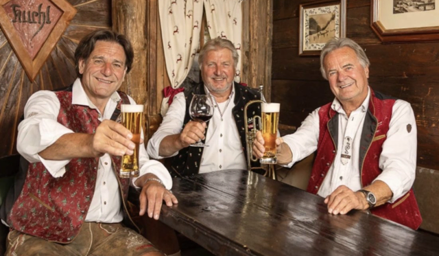Viel Gaudi und Geselligkeit garantieren die lustigen Schilehrer mit einem abwechslungsreichen Programm im überdachten Musikpavillon in Fulpmes! | Foto: Veranstalter
