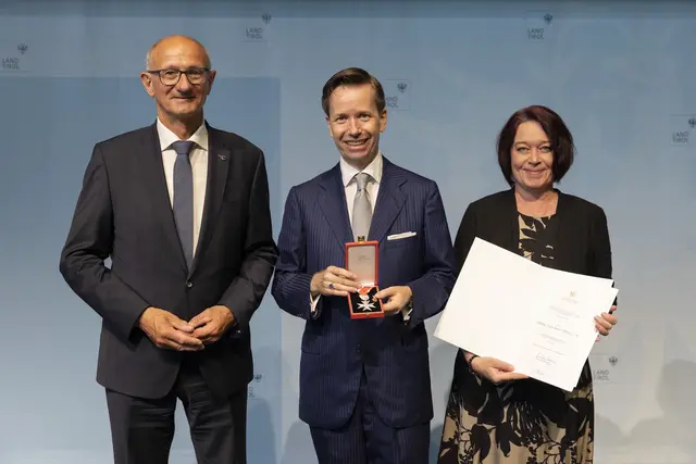 LH Anton Mattle und LTPin Sonja Ledl-Rossmann mit dem Geehrten Marco Robert Freek (Medizinische Universität Innsbruck), der das Silberne Verdienstzeichen der Republik Österreich überreicht bekam. | Foto: Land Tirol/Sedlak