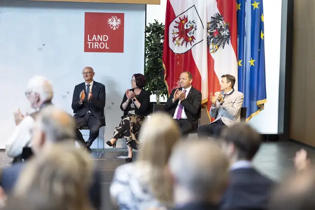Gratulierten den heute Ausgezeichneten (v. l.): LH Anton Mattle, LTPin Sonja Ledl-Rossmann, LHStv Josef Geisler und LAD Herbert Forster. | Foto: Land Tirol/Sedlak