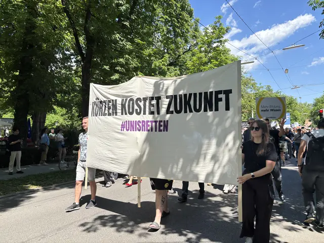 Am Mittwoch gingen rund 28.000 Menschen in Wien auf die Straße, am Donnerstag wurde in Graz unter dem Motto „#UnisRetten“ demonstriert.  | Foto: MeinBezirk/Antonia Unterholzer