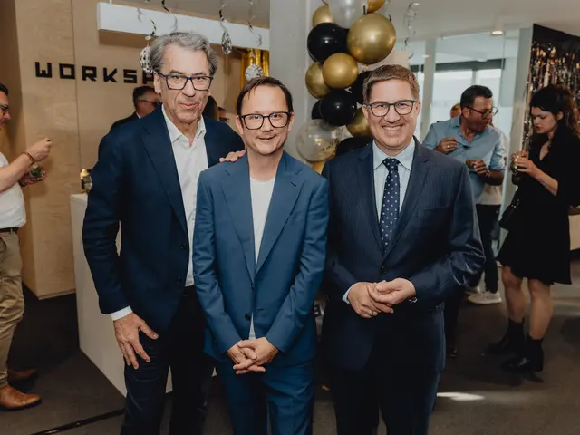 Bürgermeister Dr. Andreas Rabl (rechts), Workspace-Wels-Geschäftsführer Clemens Pierer (Mitte) und Stefan Pierer (links) feierten gemeinsam das 10-jährige Jubiläum des Workspace Wels. | Foto: Sebastian Stahrl