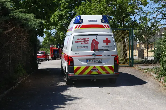 Ein Unterstand am Areal der Welser Trabrennbahn fing Feuer. Der Brand konnte aber gelöscht werden. | Foto: laumat.at