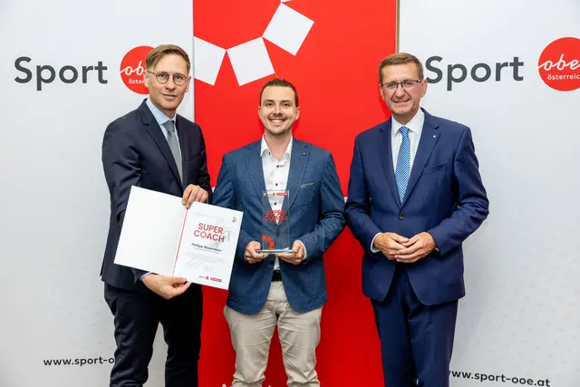 MeinBezirk OÖ-Chefredakteur Thomas Winkler, Kirchdorfs Bezirkssieger Philipp Rosenauer und Sport-Landesrat Markus Achleitner (v. l.). | Foto: MeinBezirk OÖ/Pils