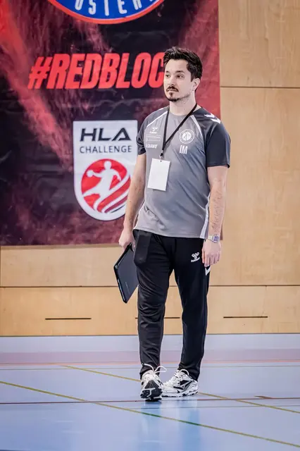 Ivan Monev hat das Chefcoach mit dem Trainerteam den Verbleib der Handballer von Koppensteiner WAT Fünfhaus in Österreichs 2. Liga gesichert. Zum Saisonabschluss gibt es am Samstag, 30. Mai, ab 16.00 Uhr das Derby gegen Handball West Wien in der Sporthalle Tellgasse.  | Foto: WAT Fünfhaus/Roman Stoiber