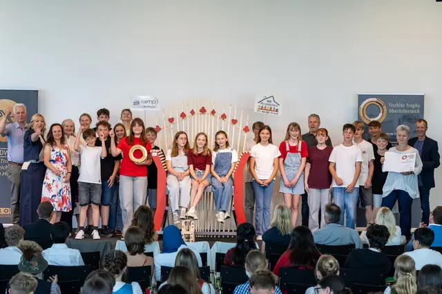 Die Schülerinnen und Schüler der Mittelschule Neukirchen an der Vöckla jubeln über die Auszeichung. | Foto: cityfoto