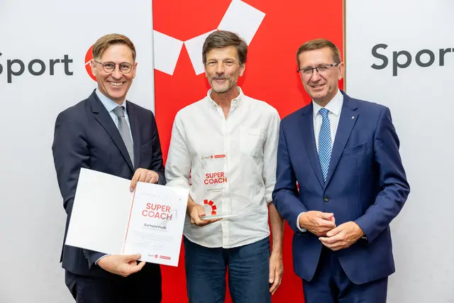 MeinBezirk OÖ-Chefredakteur Thomas Winkler, Freistadts Bezirkssieger Gerhard Heßl und Sport-Landesrat Markus Achleitner (v. l.). | Foto: MeinBezirk OÖ/Pils