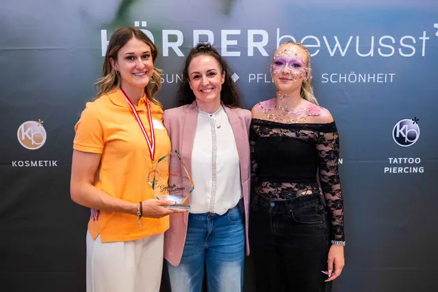 Sophia Wackerle (l.) freute sich mit ihrem Model Lea Praxmarer und ihrer Chefin Beatrice Praxmarer von „She &amp; He Beauty“ in Leutasch über den 3. Platz im Wettbewerb „Fantasie Make-up“.  | Foto: Wirtschaftskammer Tirol