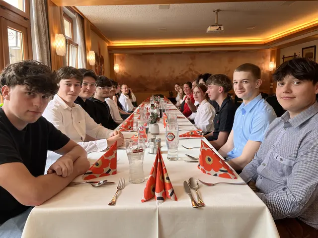 Handelsschule Ybbs: Businessessen der 2AS im Gasthaus Mang